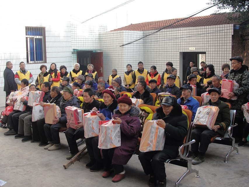 慈雲寺赴高(gāo)峰鎮敬老(lǎo)院進行(xíng)春節慰問(wèn)